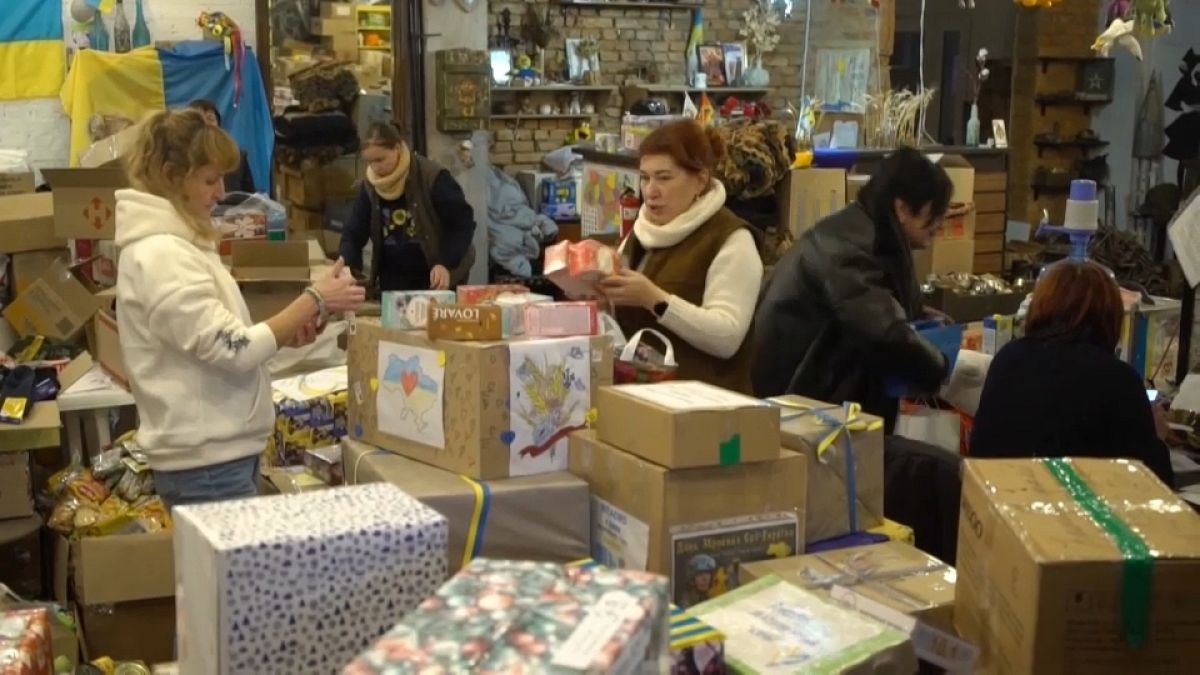 ‘Ruhu ısıt’: Cephedeki Ukraynalı askerlere Noel hediyeleri
