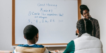 Kocaeli8217de-Basortusu-Tartismasi-Ogretmen-A.K.-Gorevden-Uzaklastirildi-featured