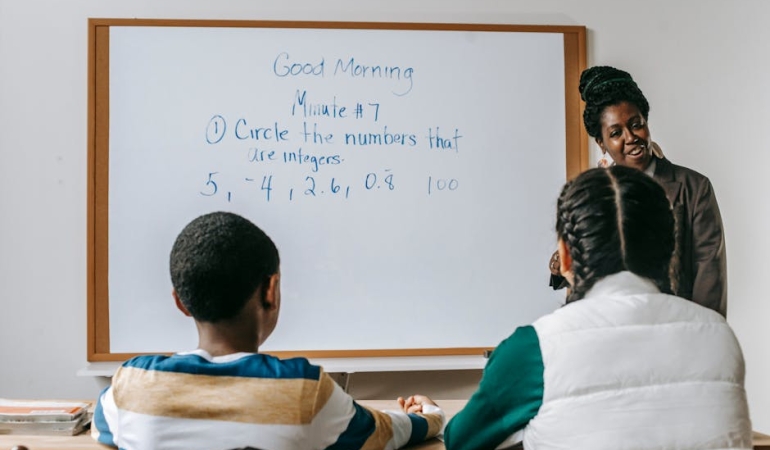 Kocaeli8217de-Basortusu-Tartismasi-Ogretmen-A.K.-Gorevden-Uzaklastirildi-featured