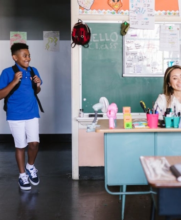 Okulda-Dehset-Ogretmen-Esini-Ogrencilerin-Gozu-Onunde-Darbetti-featured