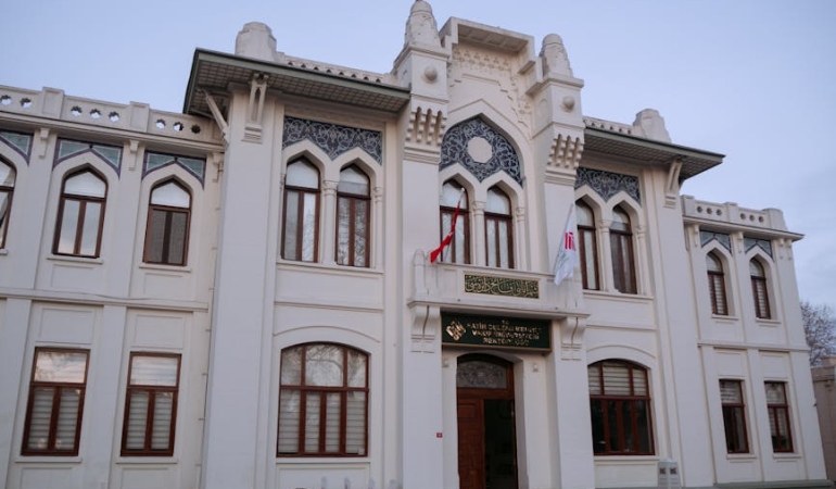 Istanbul-Fatih8217te-4-Katli-Bina-Coktu-Genis-Capli-Arama-Kurtarma-Baslatildi-featured