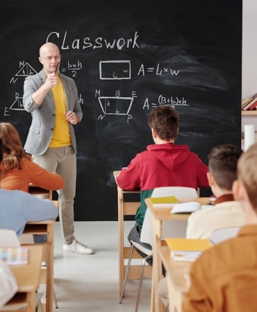 Ogretmenler-Odasinda-Kirmizi-Koltuk-Krizi-Mudurden-8220Gozetim8221-Iddiasi-featured