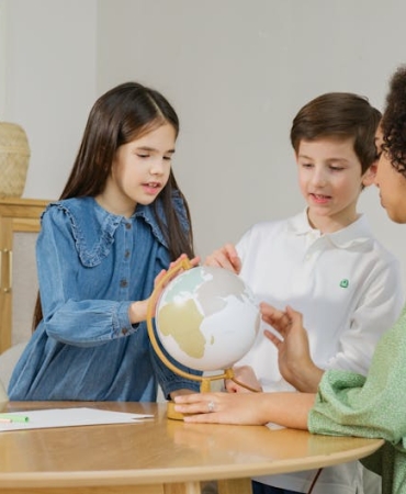 Rehber-Ogretmen-Fatma-Nur-Celik-Ogrenci-Bicagina-Yenik-Dustu-featured