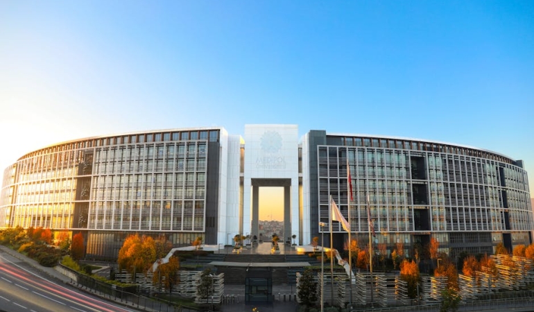 Sancaktepe-Okul-Muduru-Silahli-Pozuyla-Gundemde-Idari-Sorusturma-Baslatildi-featured